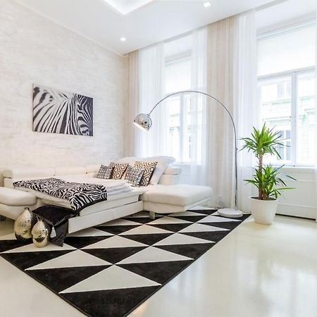 Stylish Apartment 5 Minutes Walk From City Center Prag Exteriör bild