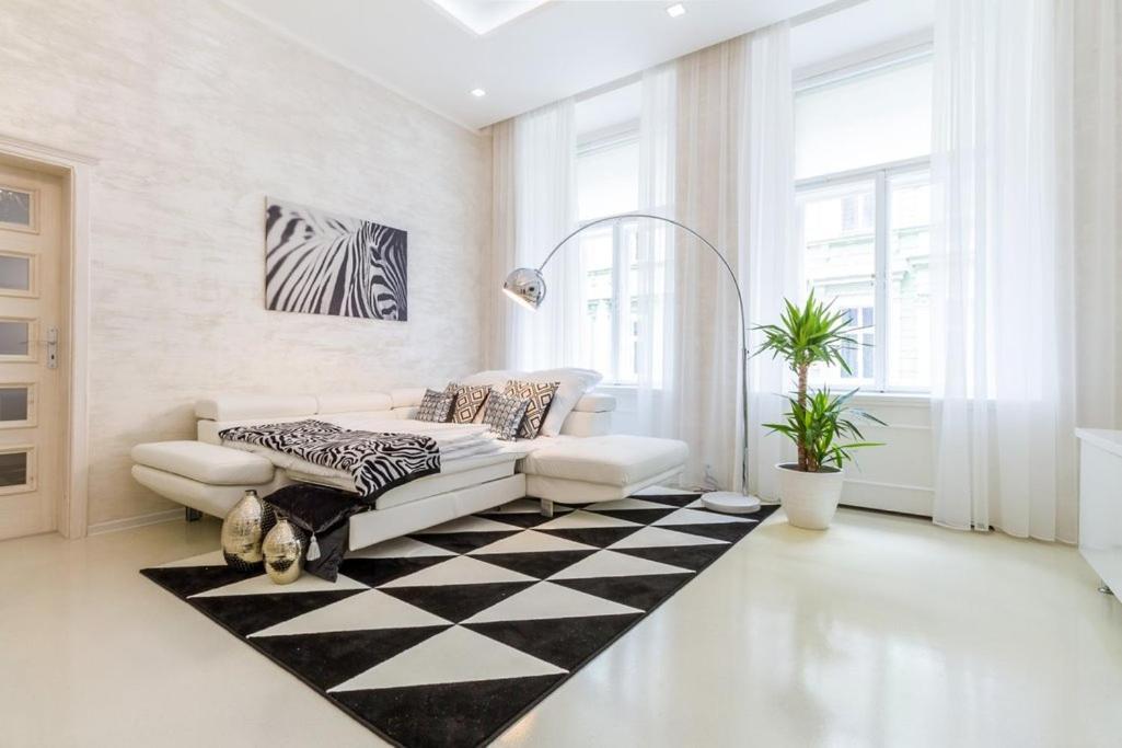 Stylish Apartment 5 Minutes Walk From City Center Prag Exteriör bild