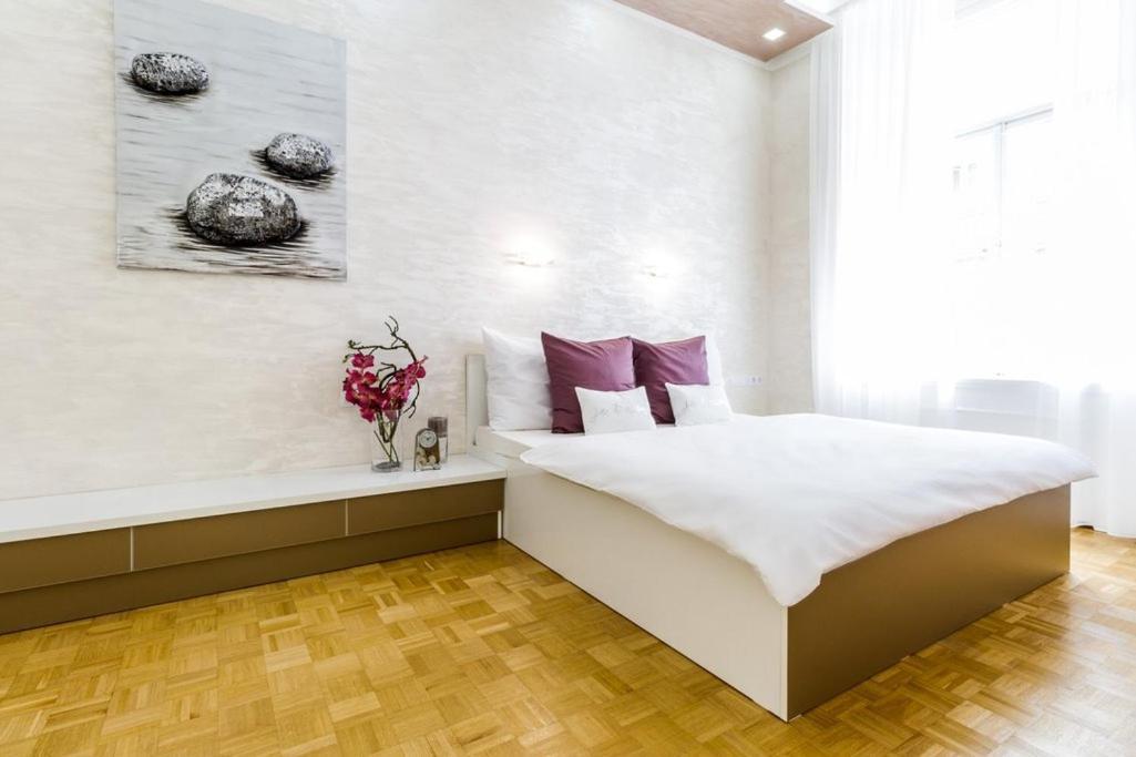 Stylish Apartment 5 Minutes Walk From City Center Prag Exteriör bild