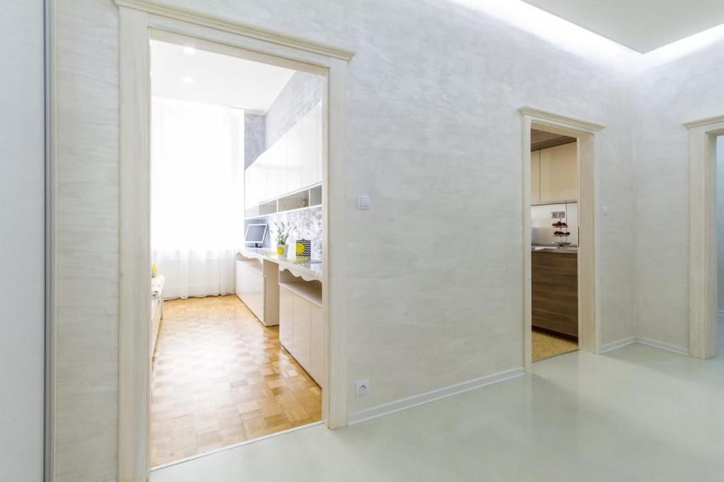 Stylish Apartment 5 Minutes Walk From City Center Prag Exteriör bild