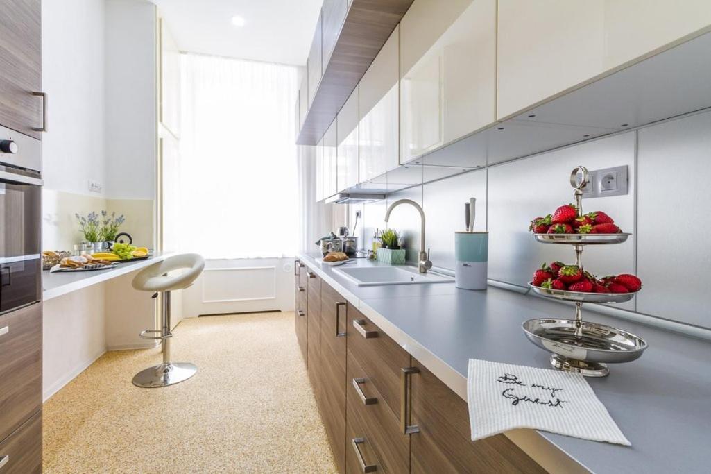 Stylish Apartment 5 Minutes Walk From City Center Prag Exteriör bild