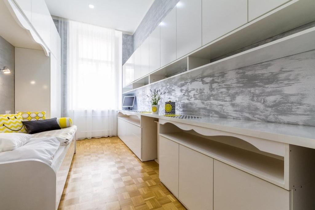 Stylish Apartment 5 Minutes Walk From City Center Prag Exteriör bild