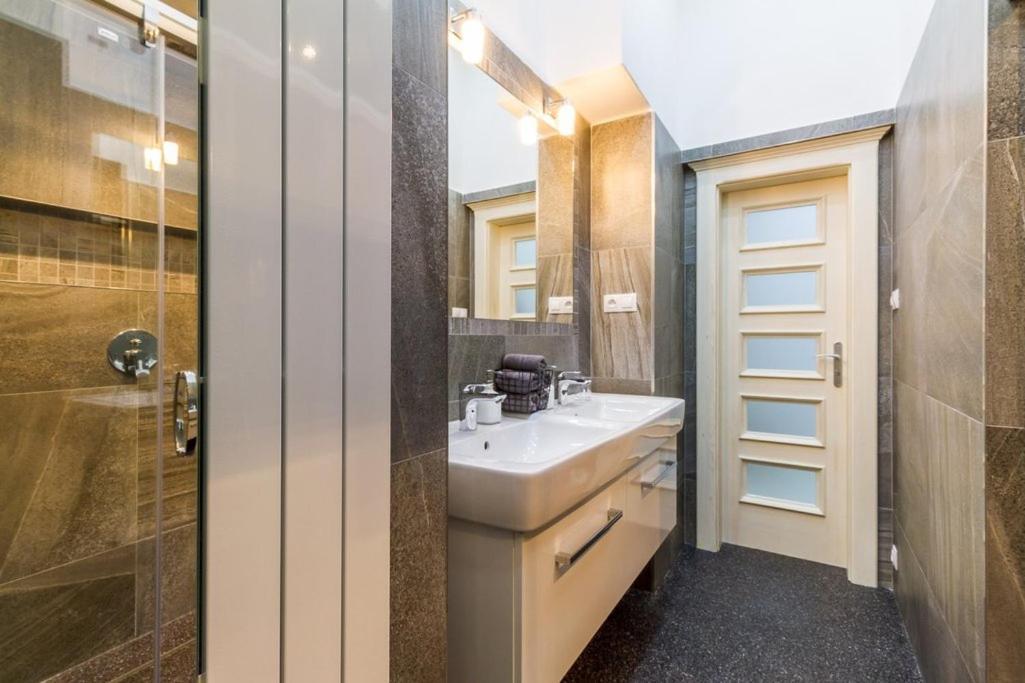 Stylish Apartment 5 Minutes Walk From City Center Prag Exteriör bild