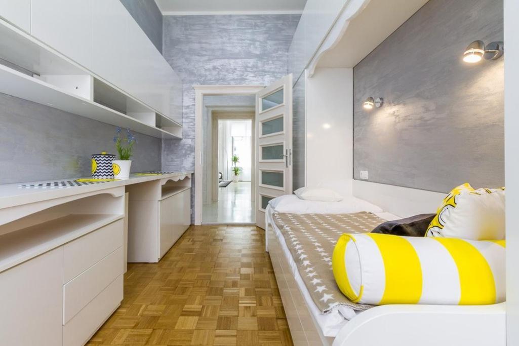 Stylish Apartment 5 Minutes Walk From City Center Prag Exteriör bild