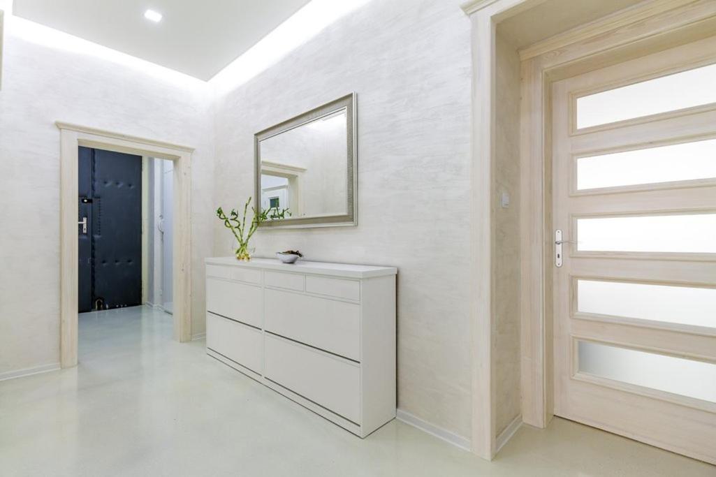 Stylish Apartment 5 Minutes Walk From City Center Prag Exteriör bild