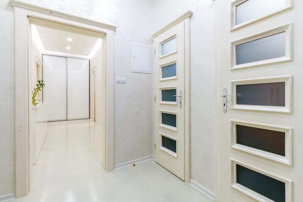 Stylish Apartment 5 Minutes Walk From City Center Prag Exteriör bild