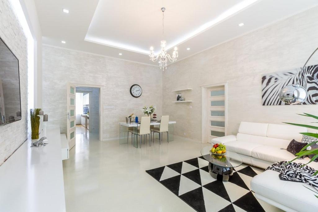 Stylish Apartment 5 Minutes Walk From City Center Prag Exteriör bild