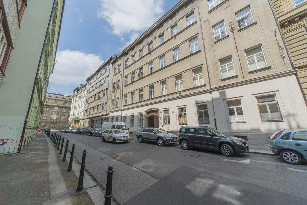 Stylish Apartment 5 Minutes Walk From City Center Prag Exteriör bild