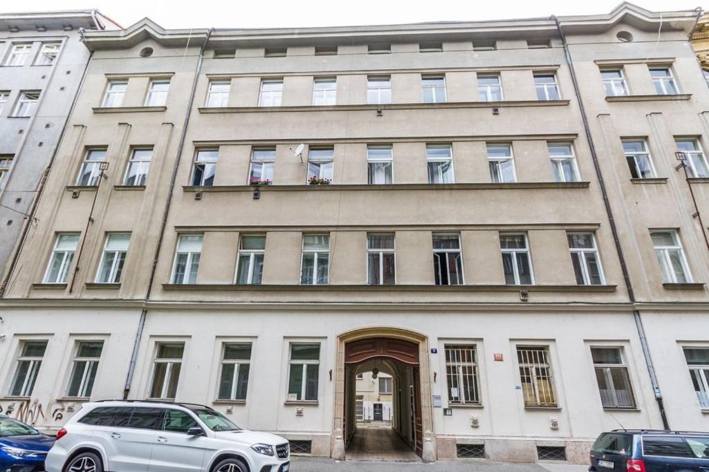 Stylish Apartment 5 Minutes Walk From City Center Prag Exteriör bild