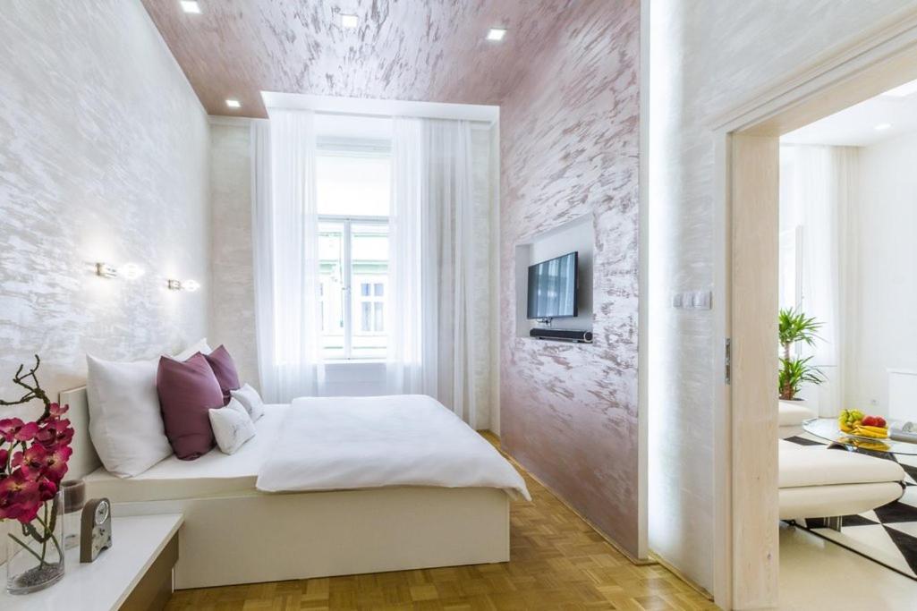 Stylish Apartment 5 Minutes Walk From City Center Prag Exteriör bild