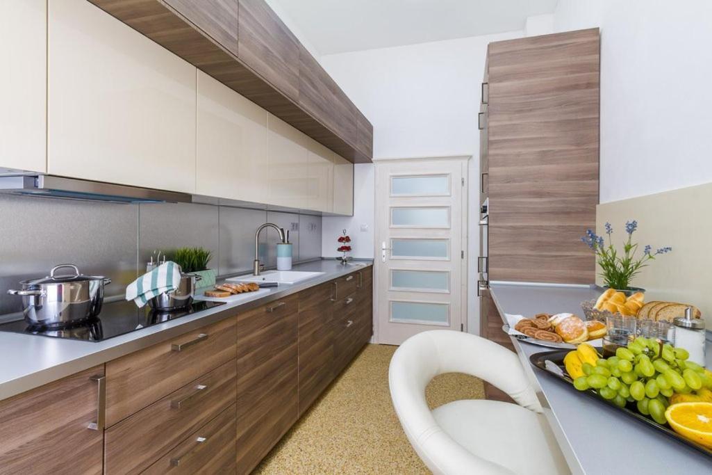 Stylish Apartment 5 Minutes Walk From City Center Prag Exteriör bild