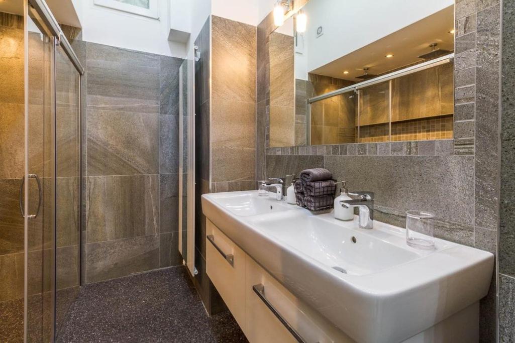 Stylish Apartment 5 Minutes Walk From City Center Prag Exteriör bild