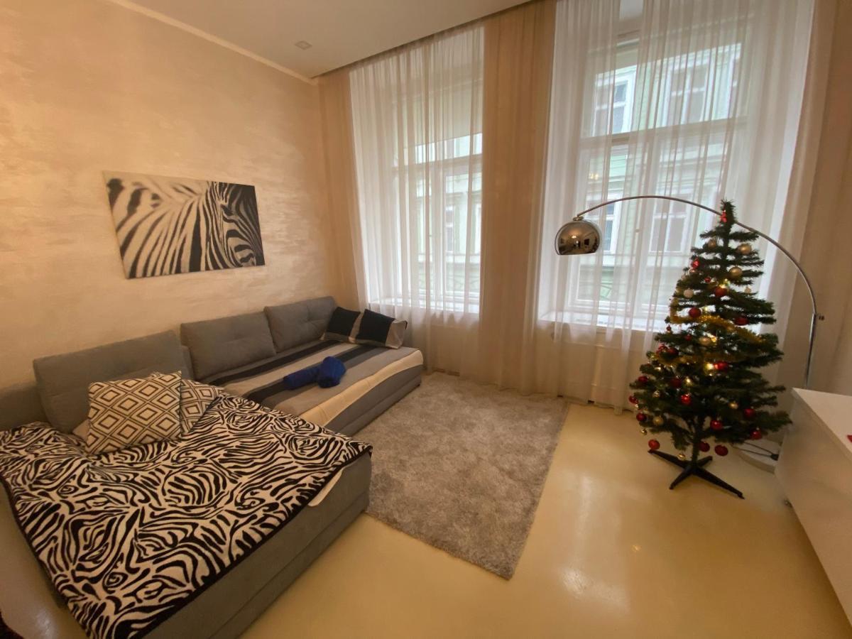 Stylish Apartment 5 Minutes Walk From City Center Prag Exteriör bild